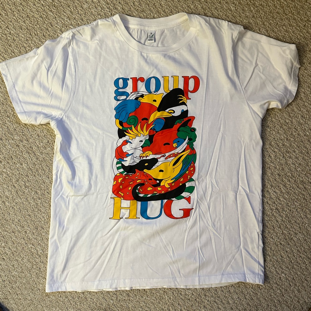 Group Hug Australlian Wildlife Shirt Size Medium